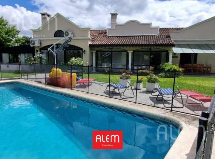 Casa · 350m² · 8 Ambientes · 2 Cocheras