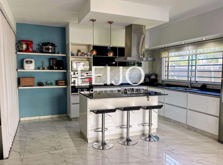 Casa · 183m² · 6 Ambientes · 2 Cocheras