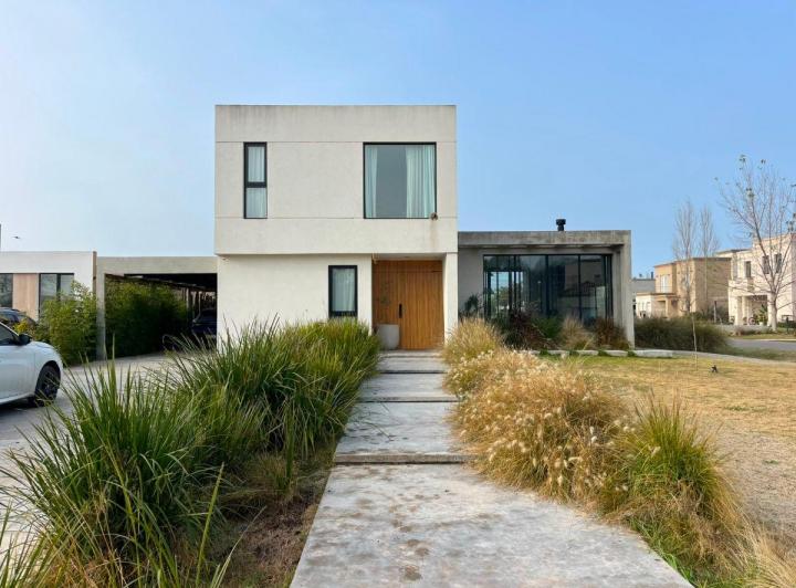 Casa · 250m² · 6 Ambientes · 2 Cocheras
