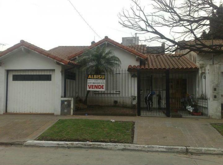 Casa · 218m² · 7 Ambientes · 1 Cochera