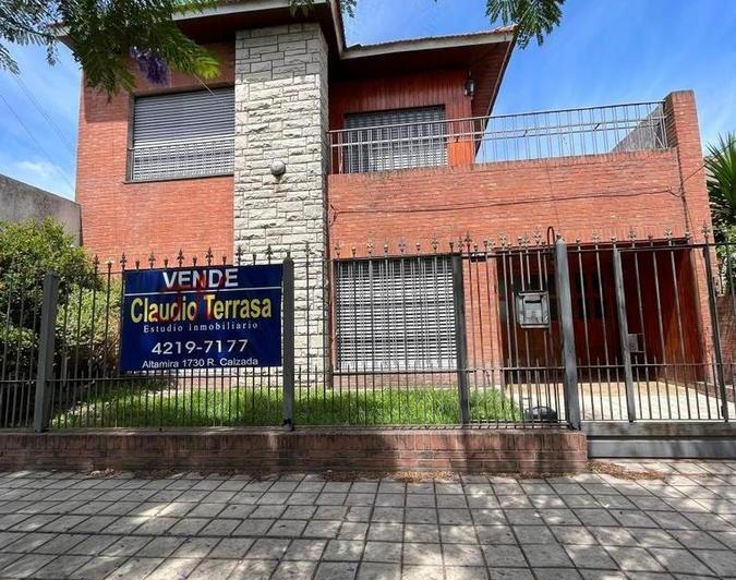 Casa · 200m² · 5 Ambientes · 1 Cochera