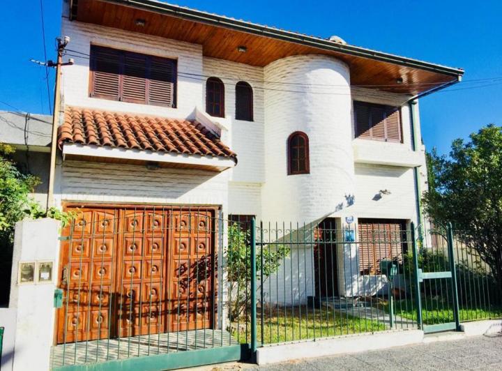 Casa · 220m² · 6 Ambientes · 2 Cocheras