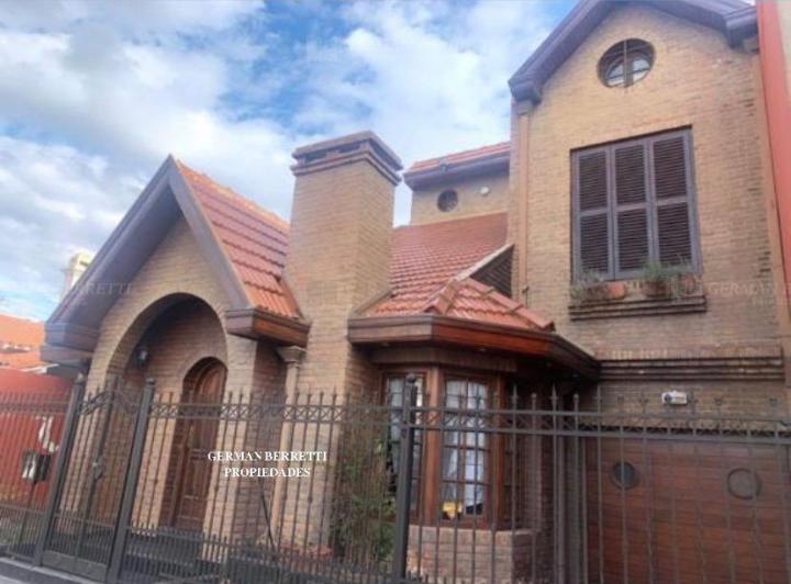 Casa · 160m² · 5 Ambientes · 3 Cocheras