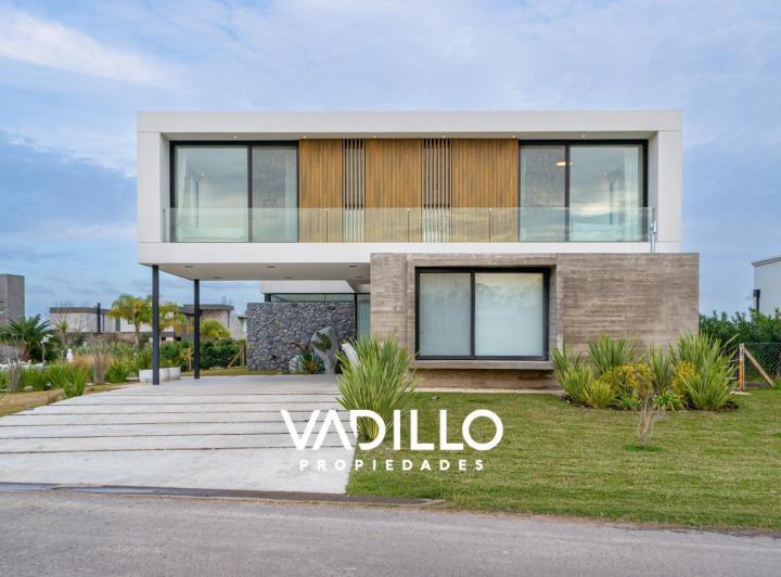 Casa · 404m² · 5 Ambientes · 2 Cocheras