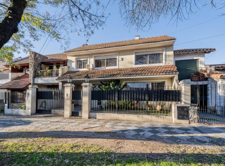 Casa · 308m² · 7 Ambientes · 3 Cocheras