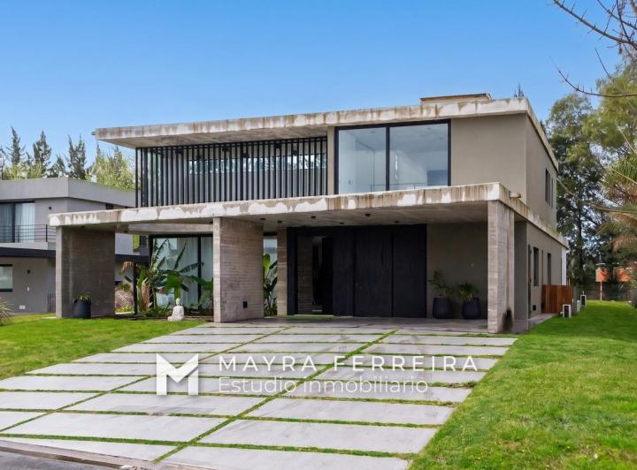 Casa · 470m² · 8 Ambientes · 4 Cocheras
