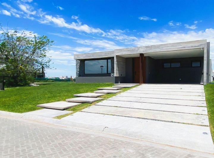 Casa · 244m² · 5 Ambientes · 2 Cocheras