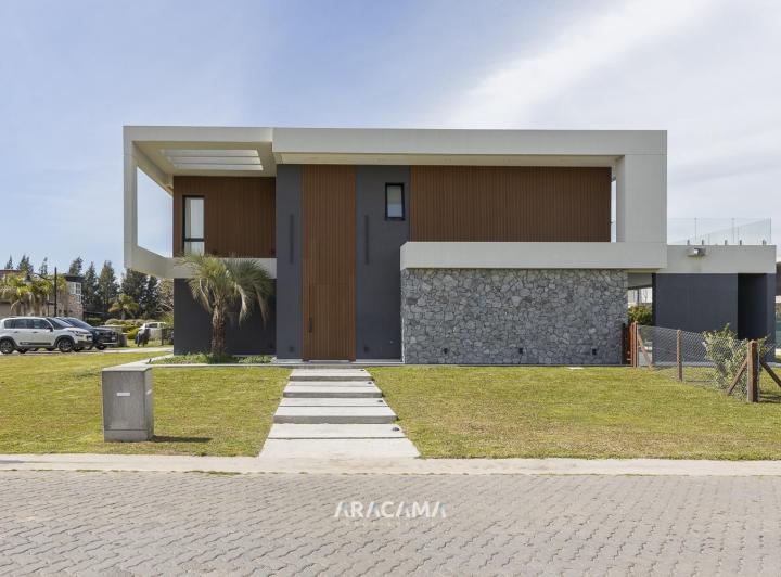 Casa · 350m² · 5 Ambientes · 2 Cocheras