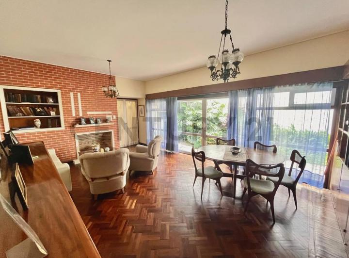 Casa · 302m² · 8 Ambientes · 1 Cochera