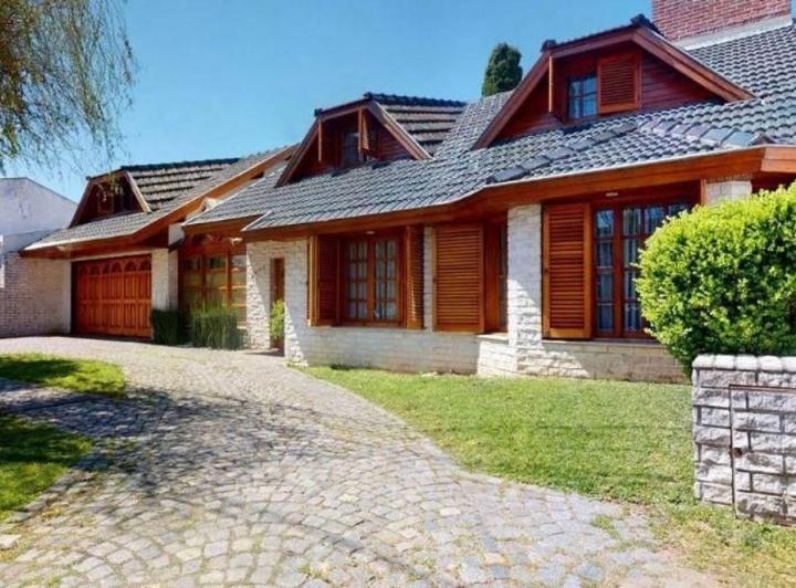 Casa · 387m² · 6 Ambientes · 3 Cocheras