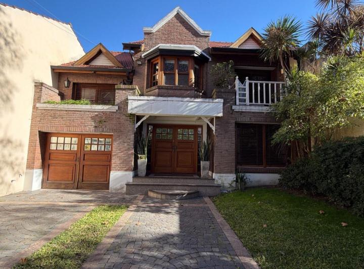 Casa · 420m² · 8 Ambientes · 2 Cocheras