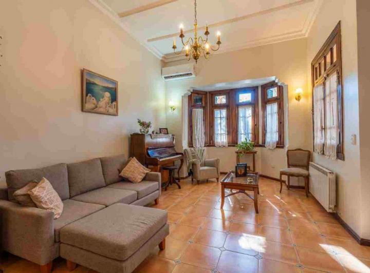 Casa · 300m² · 6 Ambientes · 1 Cochera