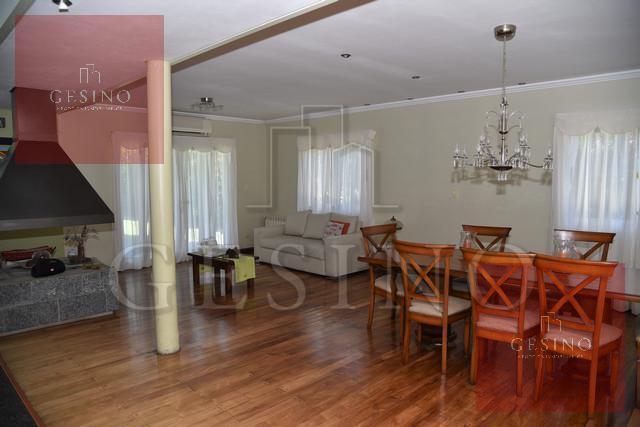 Casa · 435m² · 8 Ambientes · 2 Cocheras