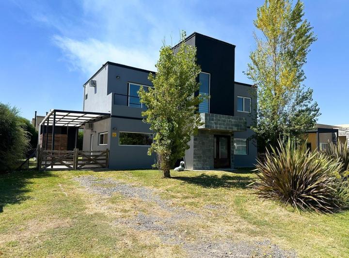 Casa · 180m² · 6 Ambientes · 5 Cocheras