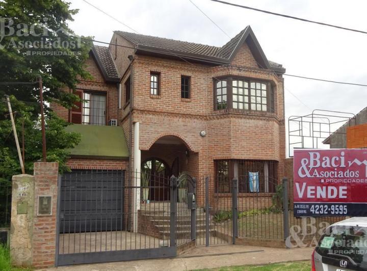 Casa · 300m² · 5 Ambientes · 2 Cocheras
