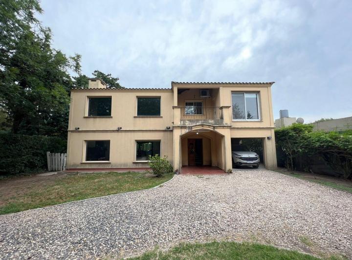 Casa · 300m² · 5 Ambientes · 3 Cocheras