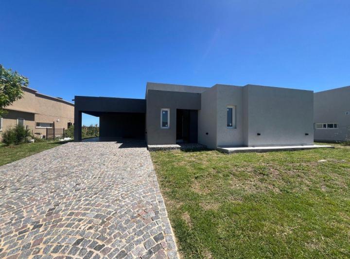 Casa · 230m² · 5 Ambientes · 2 Cocheras