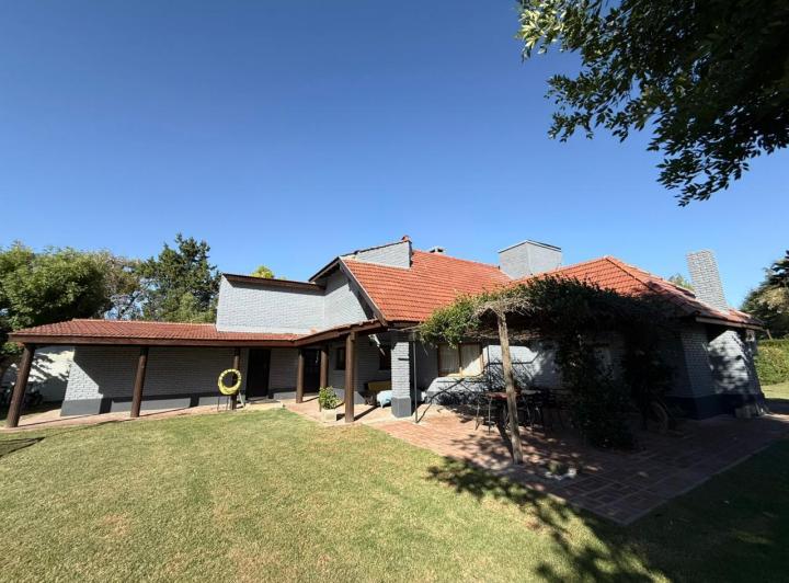 Casa · 243m² · 5 Ambientes · 4 Cocheras