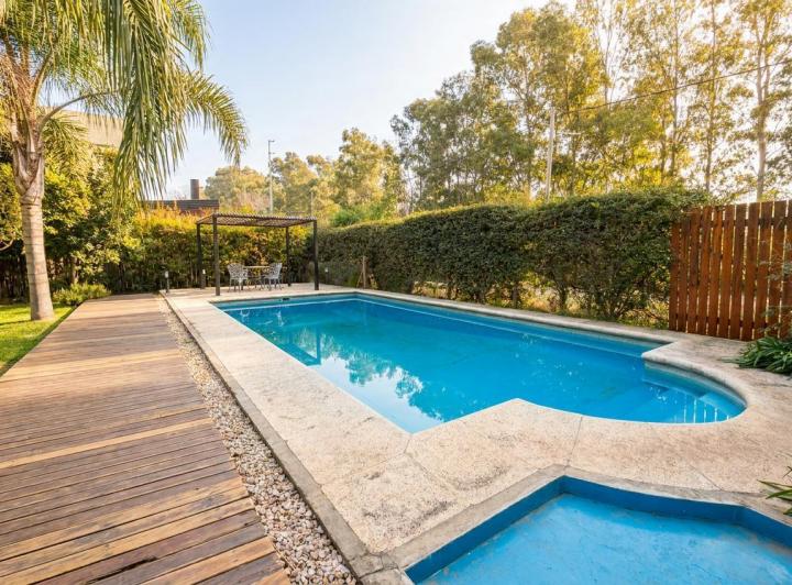 Casa · 225m² · 5 Ambientes · 5 Cocheras
