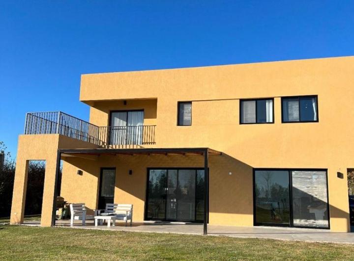 Casa · 200m² · 6 Ambientes · 2 Cocheras