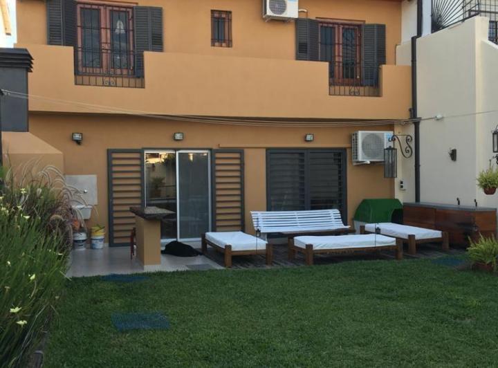Casa · 135m² · 6 Ambientes · 2 Cocheras