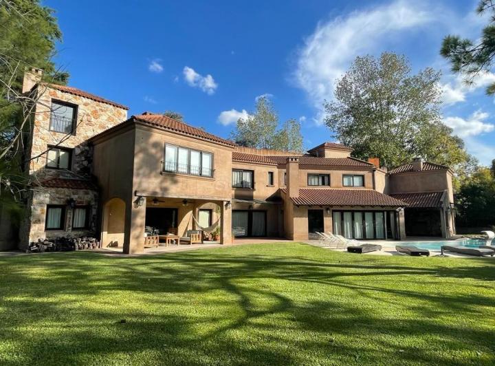 Casa · 650m² · 7 Ambientes · 2 Cocheras