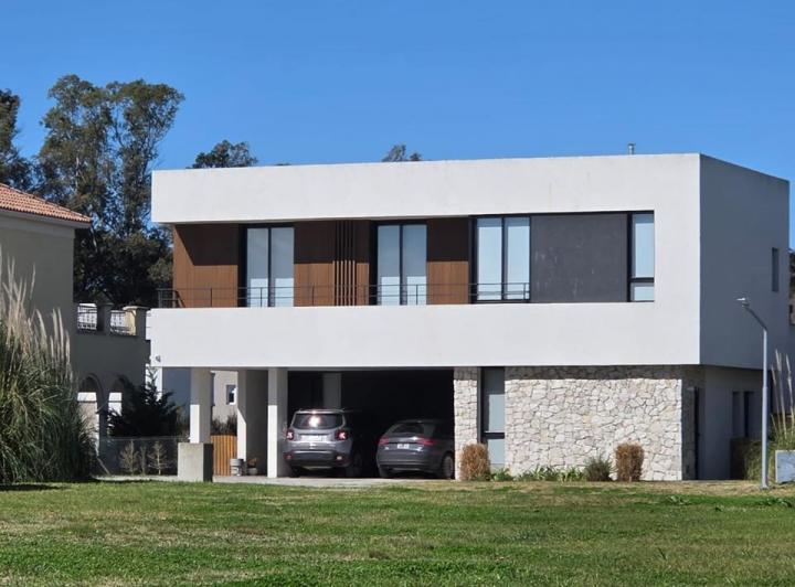 Casa · 242m² · 6 Ambientes · 2 Cocheras