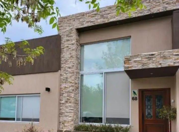 Casa · 250m² · 6 Ambientes · 2 Cocheras