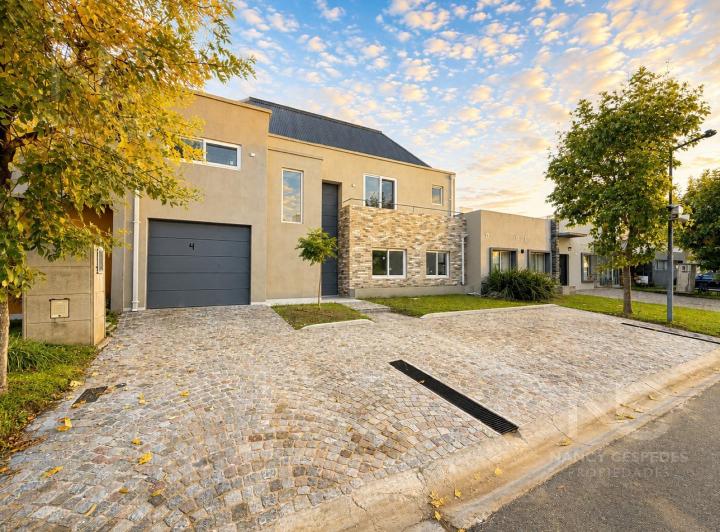Casa · 320m² · 7 Ambientes