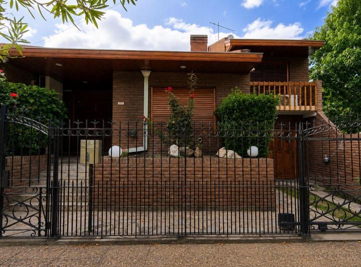 Casa · 244m² · 5 Ambientes · 2 Cocheras