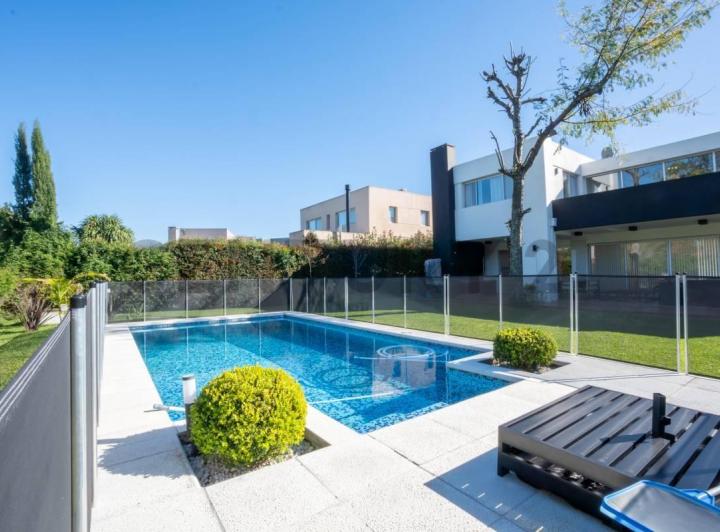Casa · 350m² · 5 Ambientes · 2 Cocheras