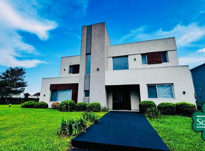 Casa · 869m² · 5 Ambientes · 2 Cocheras