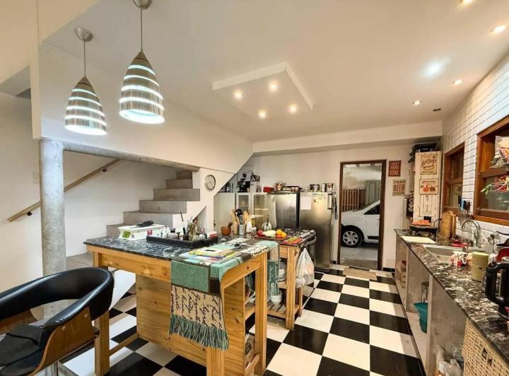 Casa · 298m² · 7 Ambientes · 4 Cocheras