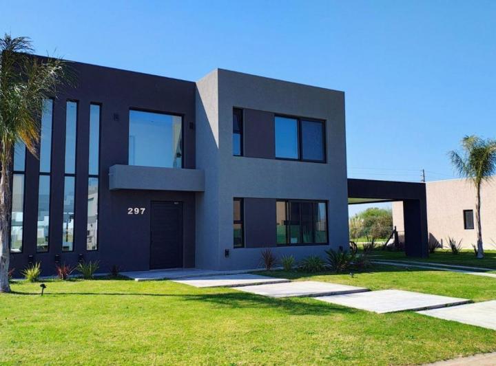 Casa · 218m² · 5 Ambientes · 2 Cocheras
