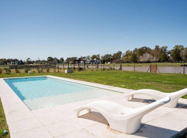 Casa · 300m² · 7 Ambientes · 2 Cocheras