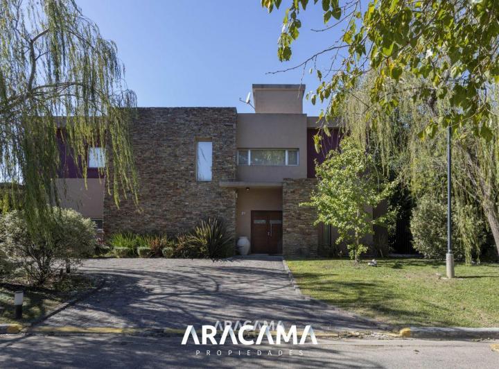 Casa · 325m² · 5 Ambientes · 1 Cochera
