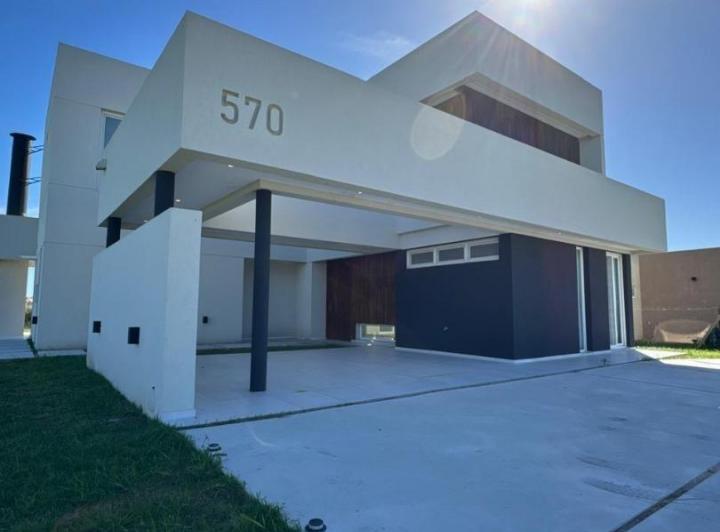 Casa · 211m² · 5 Ambientes · 6 Cocheras