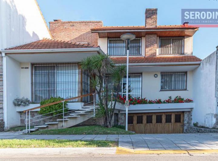 Casa · 218m² · 5 Ambientes · 3 Cocheras
