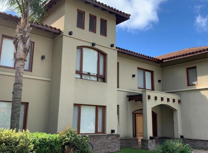 Casa · 450m² · 10 Ambientes · 4 Cocheras