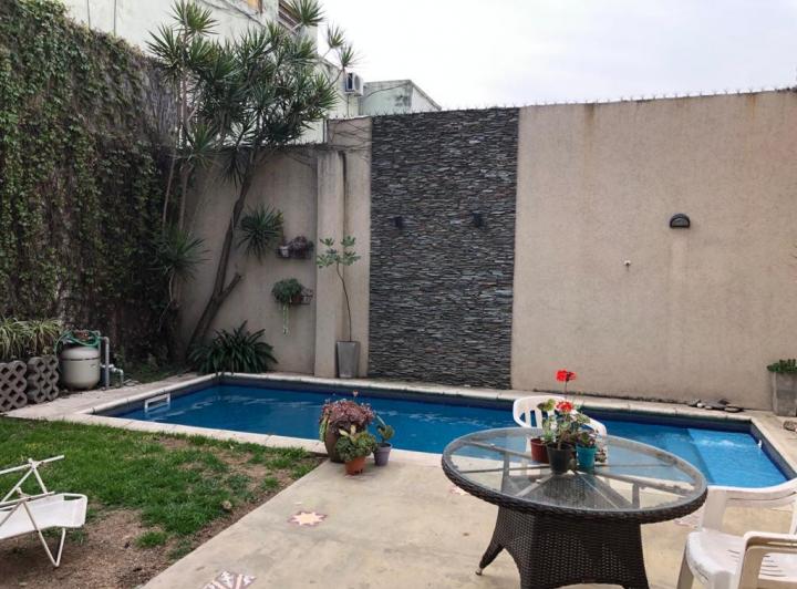 Casa · 240m² · 6 Ambientes · 2 Cocheras