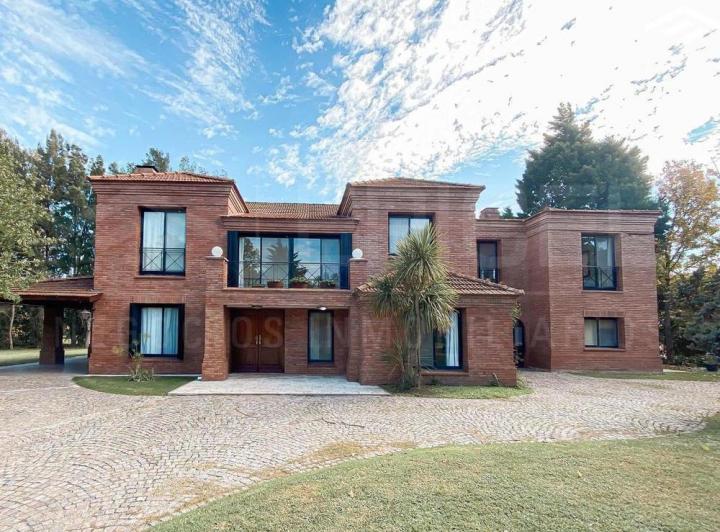Casa · 1150m² · 5 Ambientes · 4 Cocheras