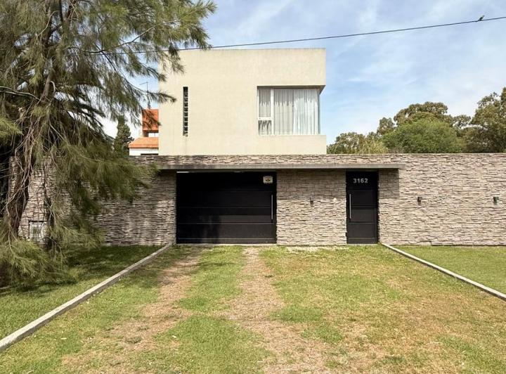 Casa · 180m² · 6 Ambientes · 2 Cocheras