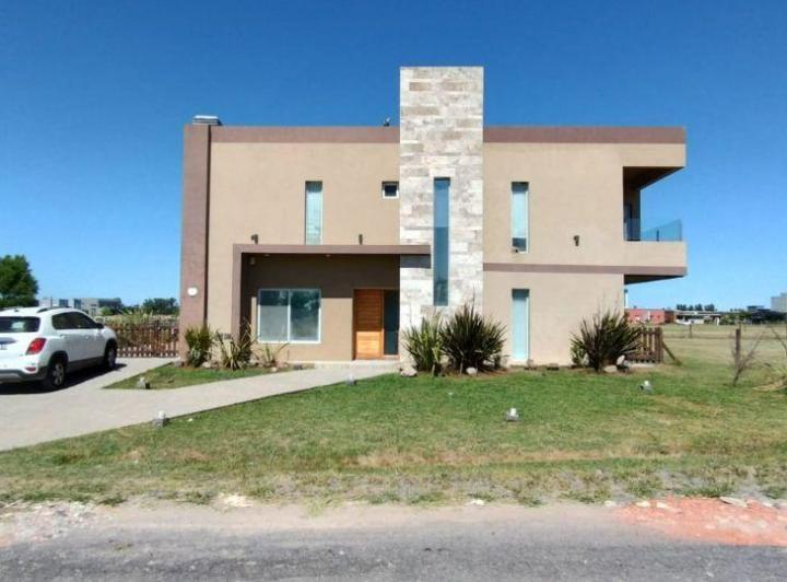 Casa · 230m² · 6 Ambientes · 2 Cocheras