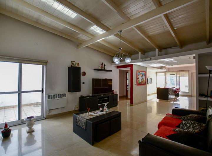 Casa · 250m² · 6 Ambientes · 1 Cochera