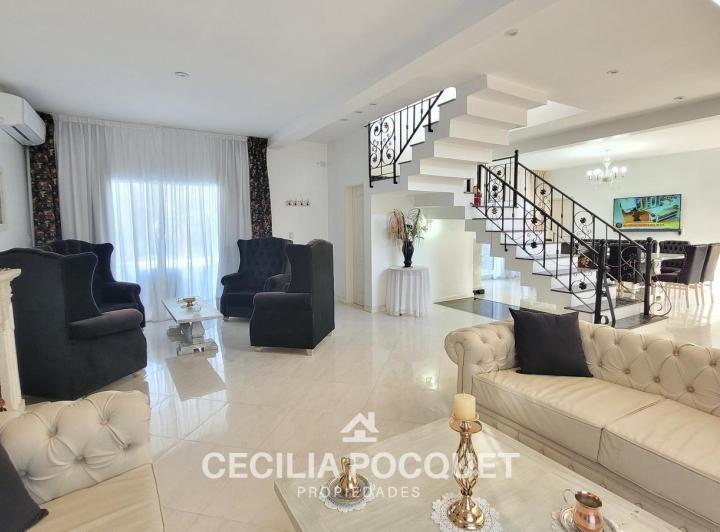 Casa · 320m² · 6 Ambientes · 1 Cochera