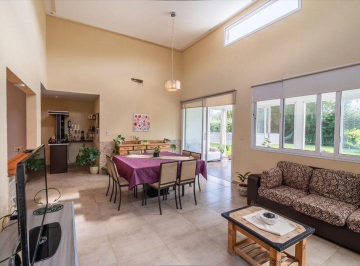 Casa · 180m² · 5 Ambientes · 2 Cocheras