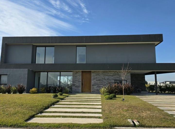 Casa · 360m² · 6 Ambientes · 2 Cocheras
