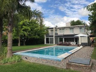 Casa · 330m² · 5 Ambientes · 1 Cochera