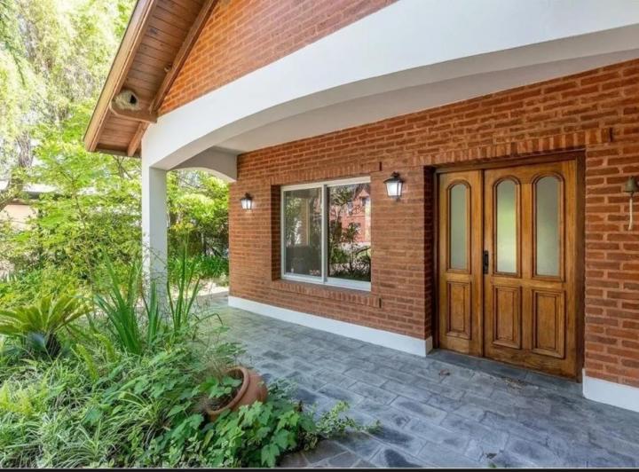 Casa · 217m² · 6 Ambientes · 3 Cocheras