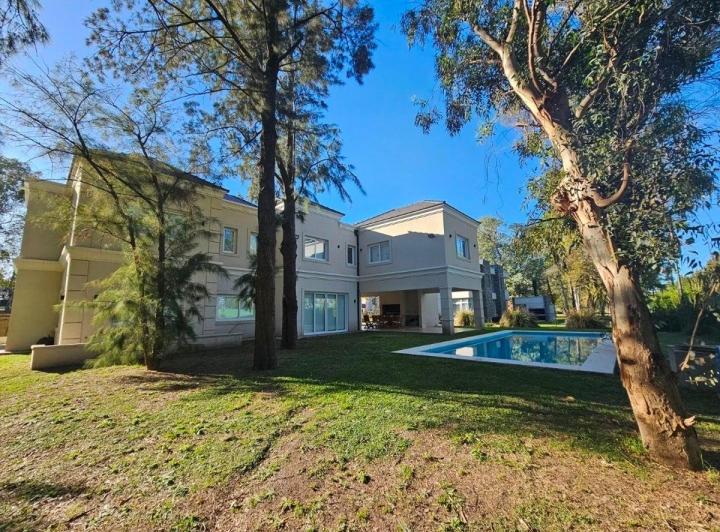 Casa · 420m² · 6 Ambientes · 3 Cocheras